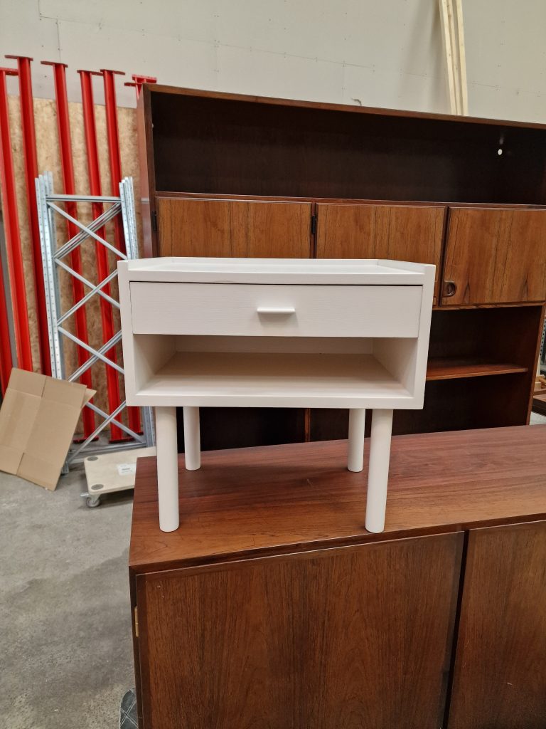 Sengebord, hvidmalet, Wegner/Illums Bolighus