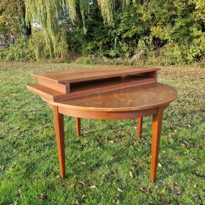 Rundt spisebord i teaktræ med tre tillægsplader