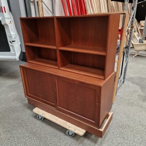 Skænk med skydelåger og lille reol, teak