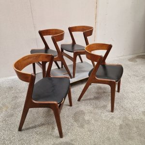 Fire spisestole i massiv teak, model T21 produceret af Korup Stolefabrik