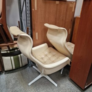 To hvide lænestole i plastik, DUX - Image 4