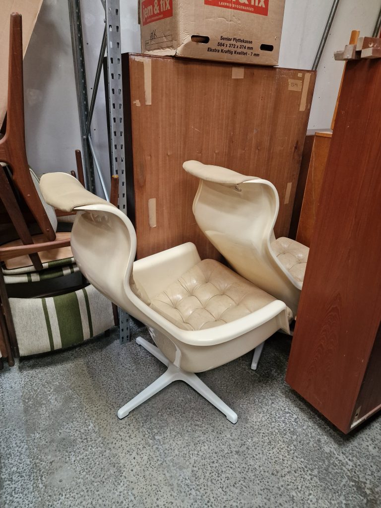 To hvide lænestole i plastik, DUX