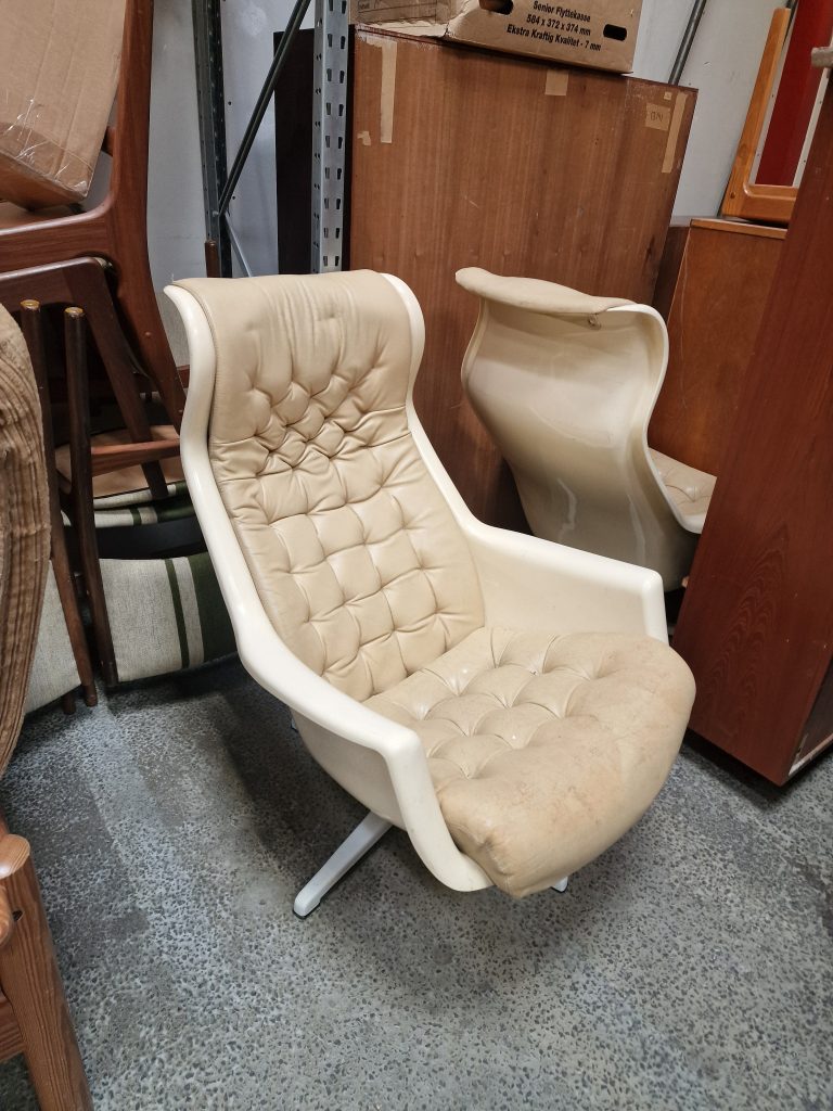 To hvide lænestole i plastik, DUX