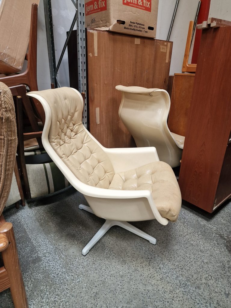 To hvide lænestole i plastik, DUX