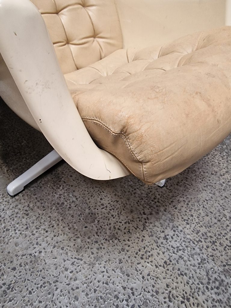 To hvide lænestole i plastik, DUX