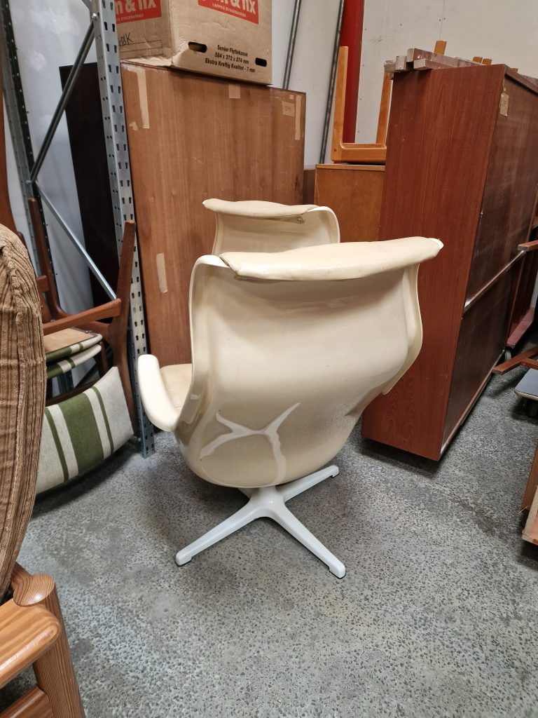 To hvide lænestole i plastik, DUX