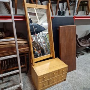 Spejl og kommode i fyrretræ