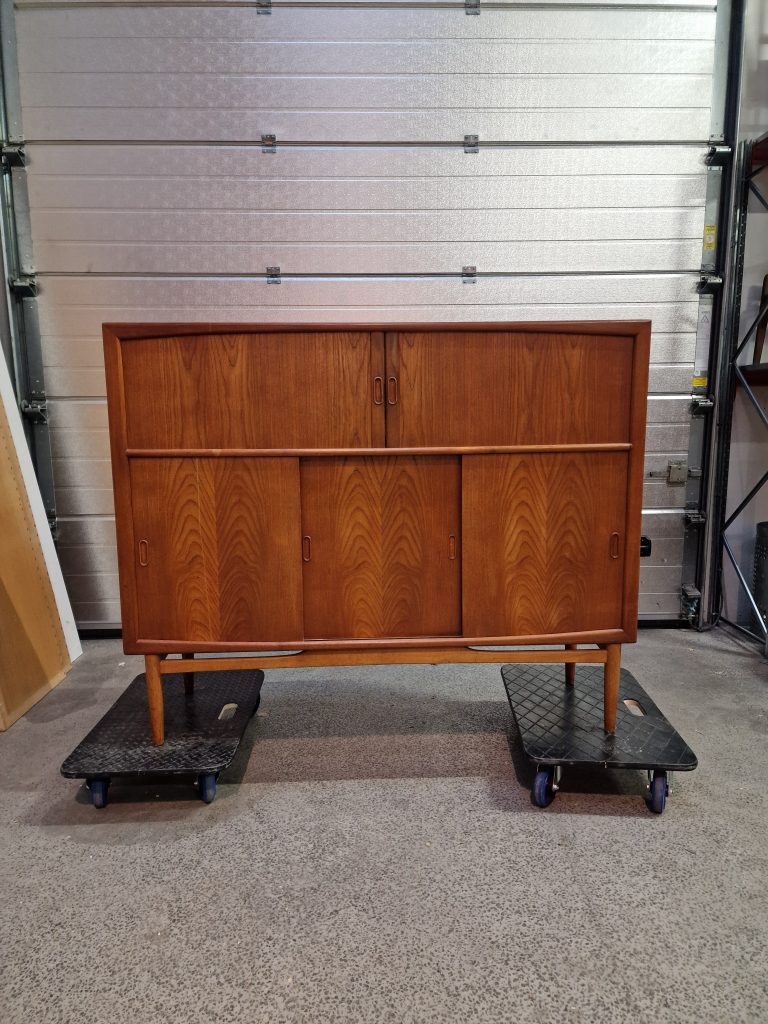 Skænk med jalousilåger i teak på stel af egetræ