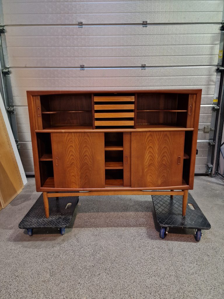 Skænk med jalousilåger i teak på stel af egetræ