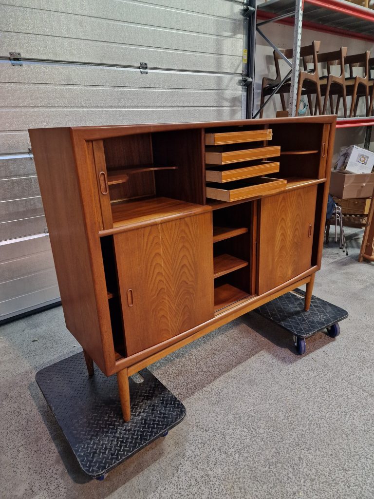 Skænk med jalousilåger i teak på stel af egetræ