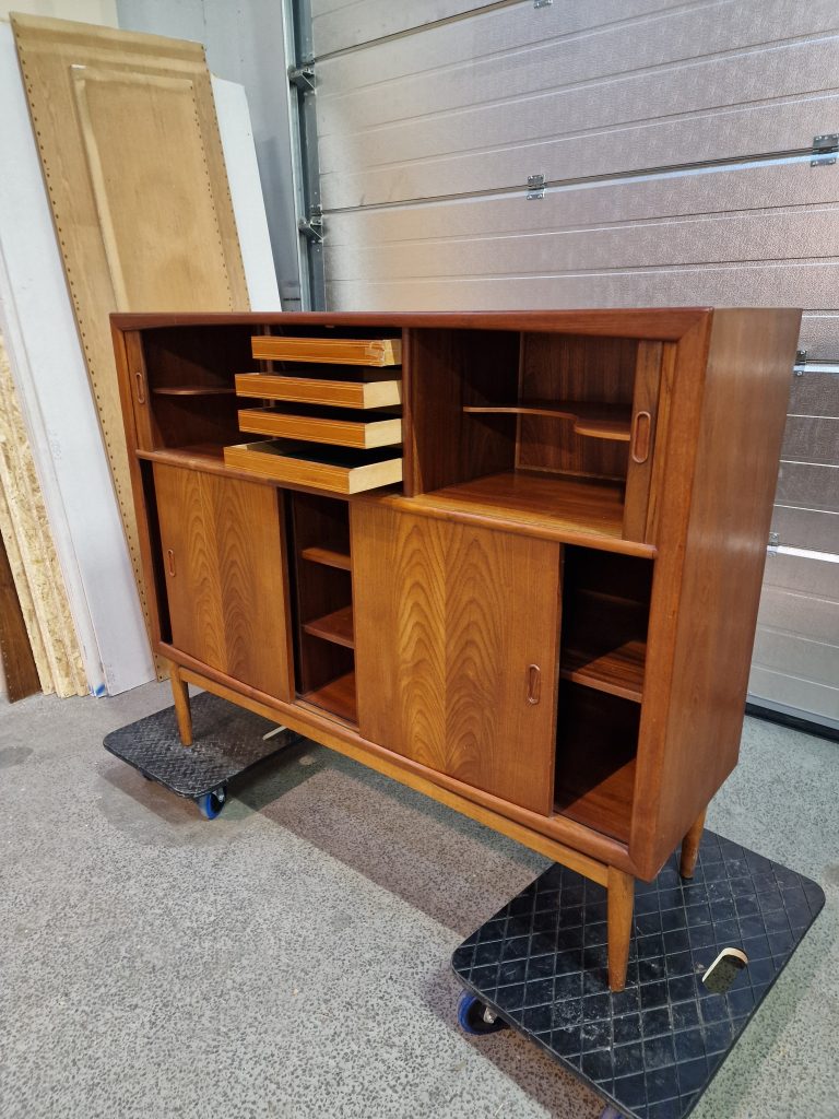 Skænk med jalousilåger i teak på stel af egetræ