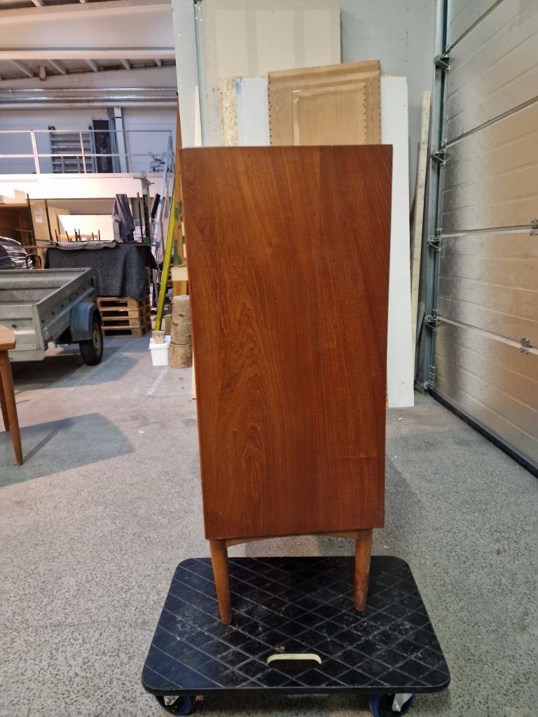 Skænk med jalousilåger i teak på stel af egetræ