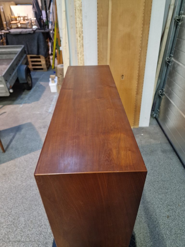 Skænk med jalousilåger i teak på stel af egetræ