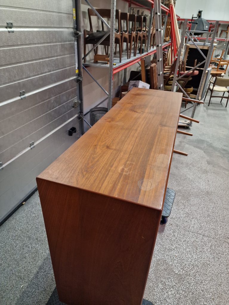 Skænk med jalousilåger i teak på stel af egetræ