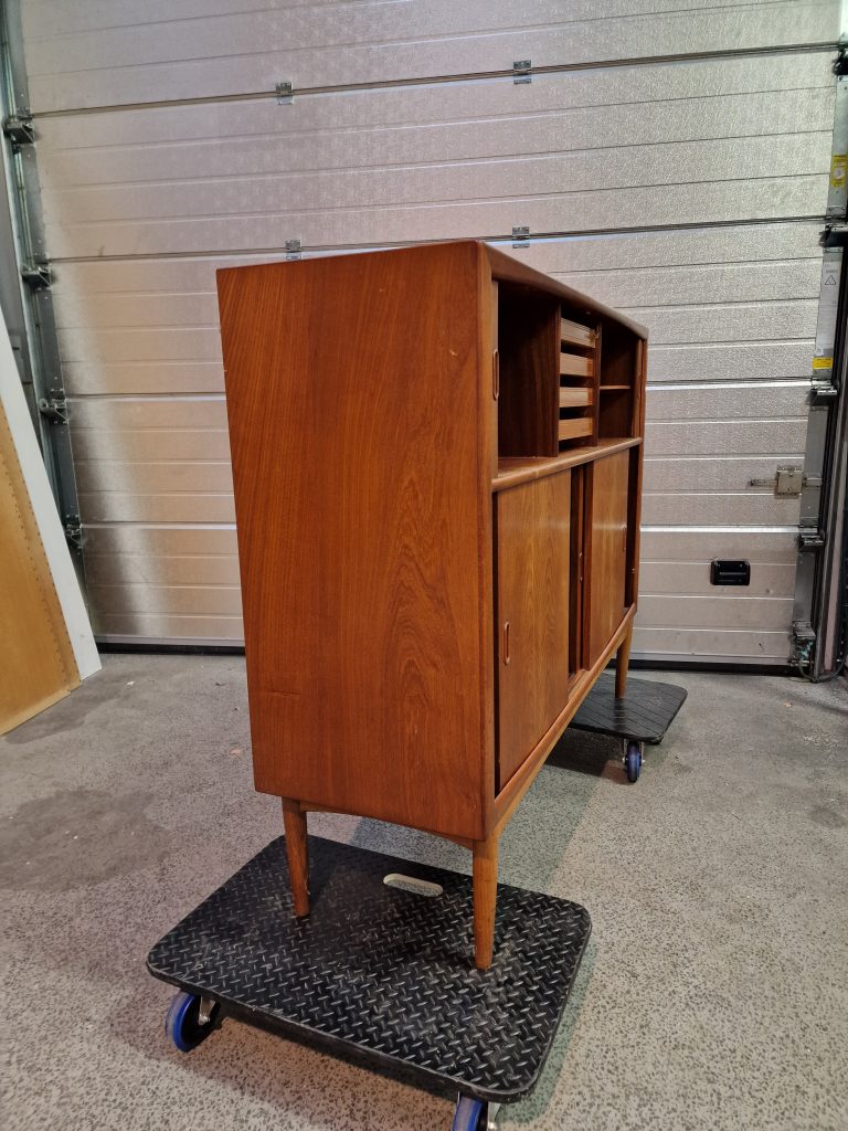 Skænk med jalousilåger i teak på stel af egetræ