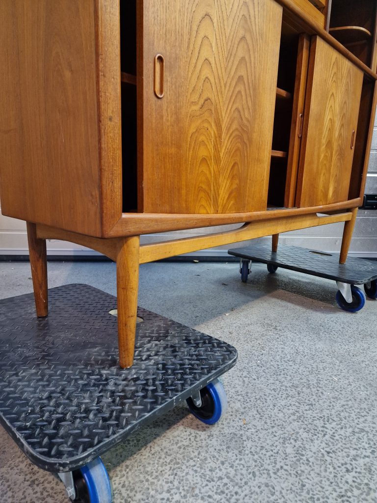 Skænk med jalousilåger i teak på stel af egetræ