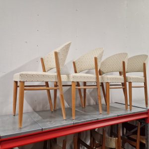 Fire spisestole på stel af bøgetræ og polstret ryg