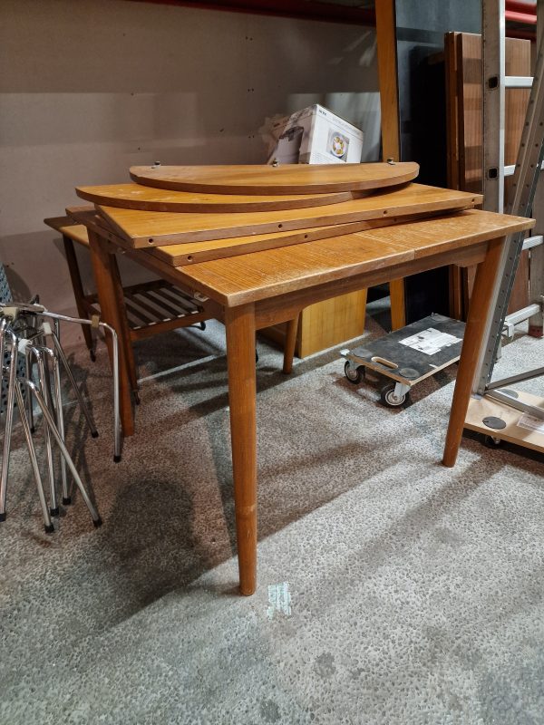 Spisebord med tillægsplader og endeklapper