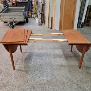 Spisebord med tillægsplader og endeklapper