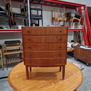 Lille kommode i teak med fem skuffer