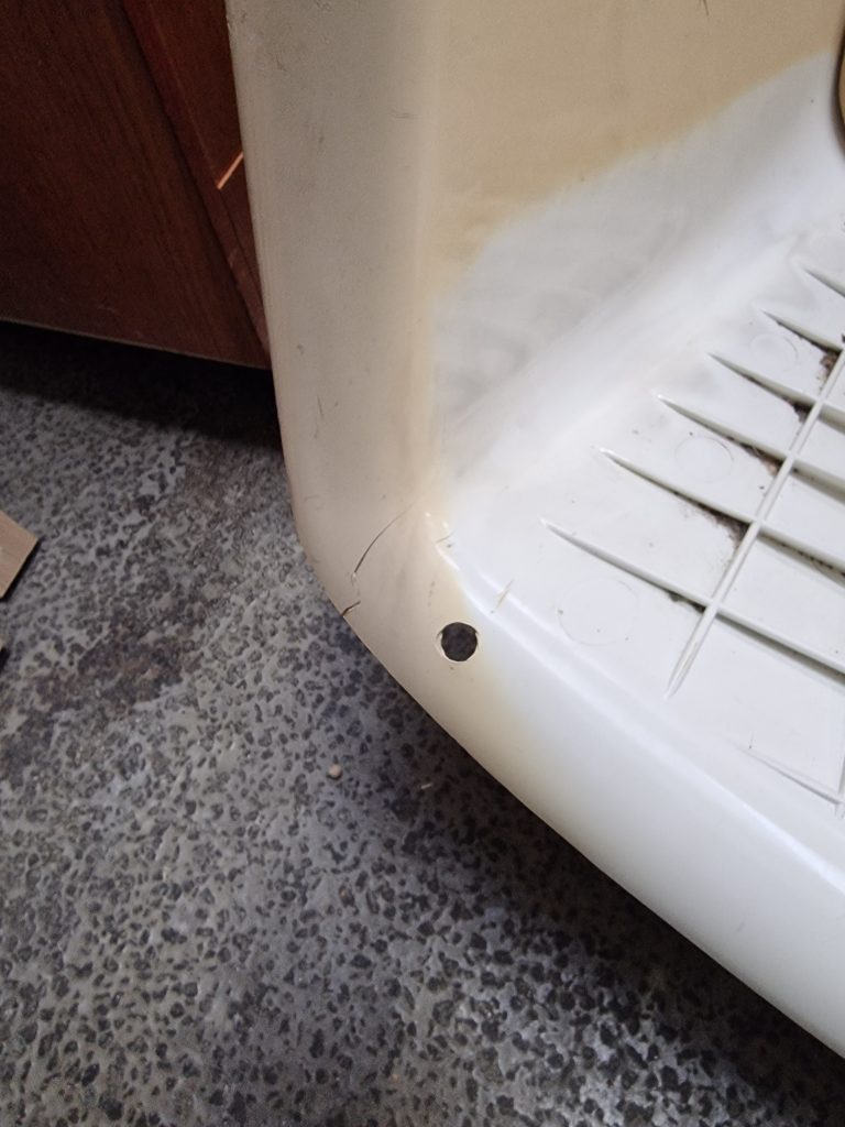 To hvide lænestole i plastik, DUX