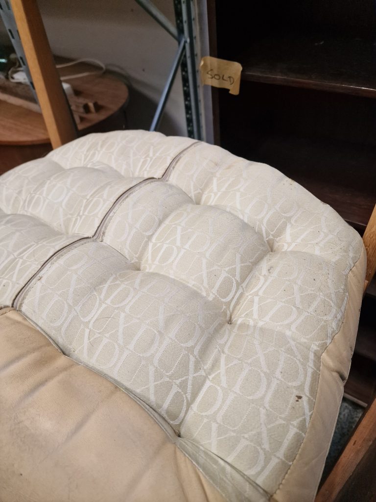 To hvide lænestole i plastik, DUX