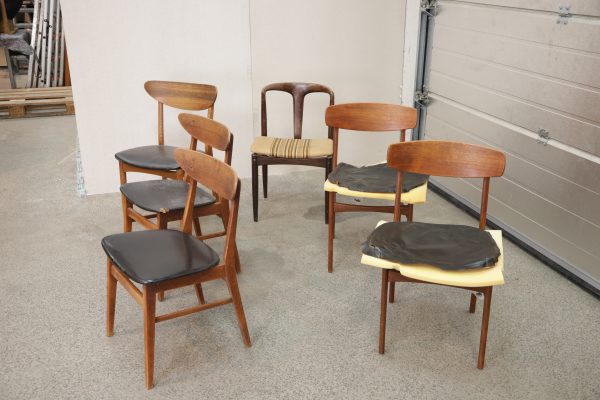 Spisestole i eg- og teaktræ, til renovering og ompolstring