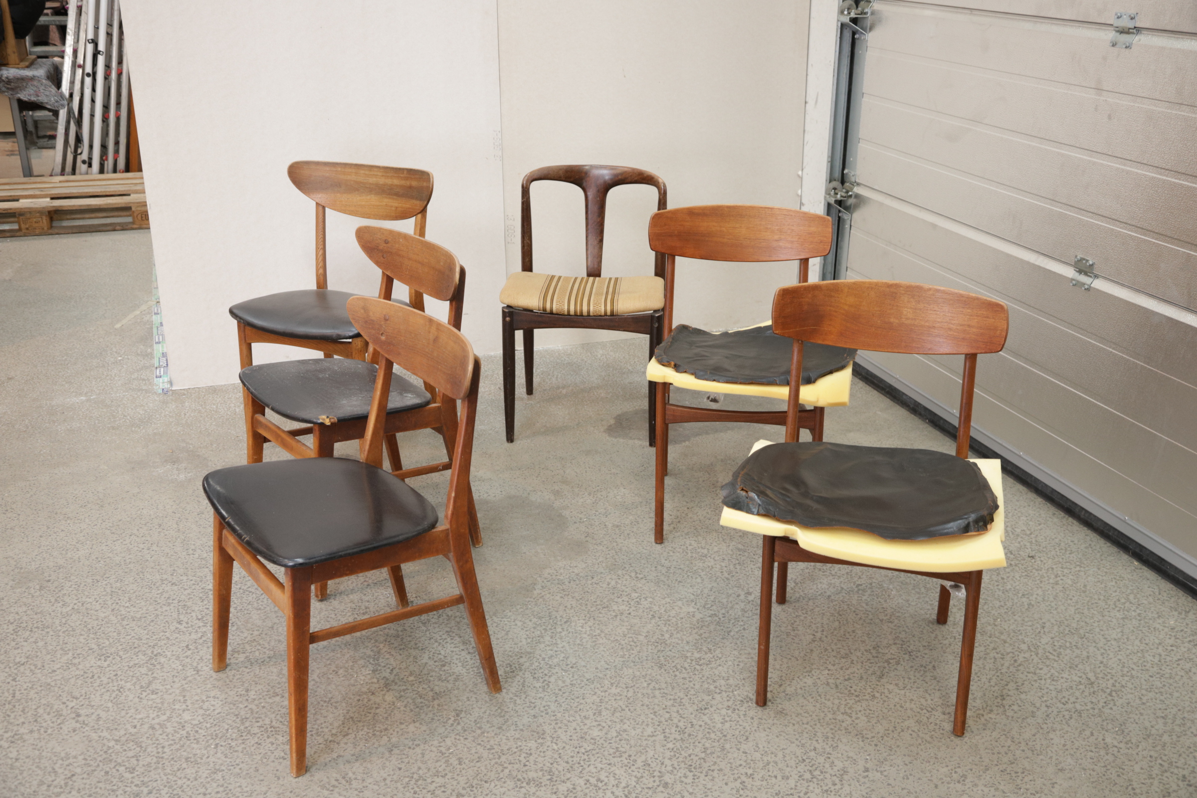 Spisestole i eg- og teaktræ, til renovering og ompolstring - Image 1