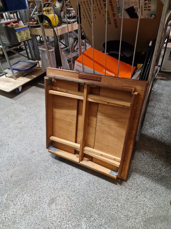 Kvadratisk spisebord i teak med hollandsk udtræk