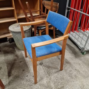 Armstol i massiv egetræ