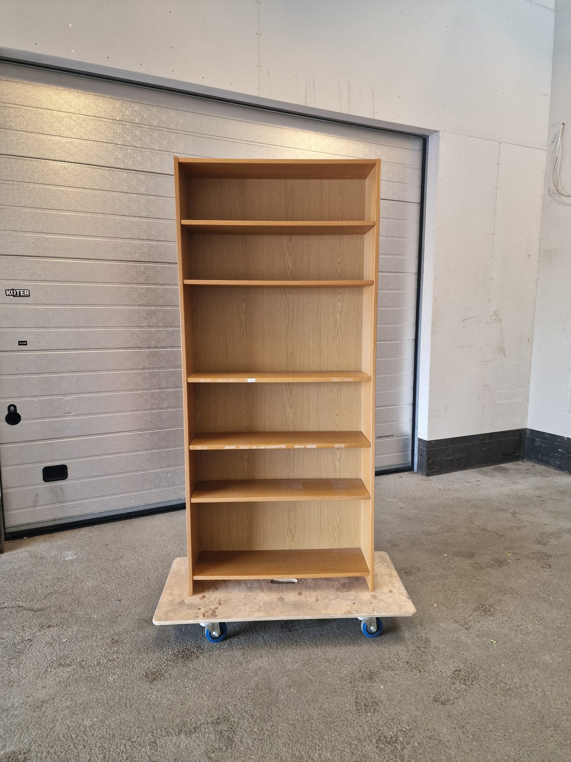 Bogreol i egetræ - Image 1