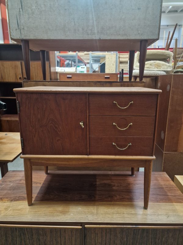 Lille entrékommode i teak og egetræ med skuffer og låge