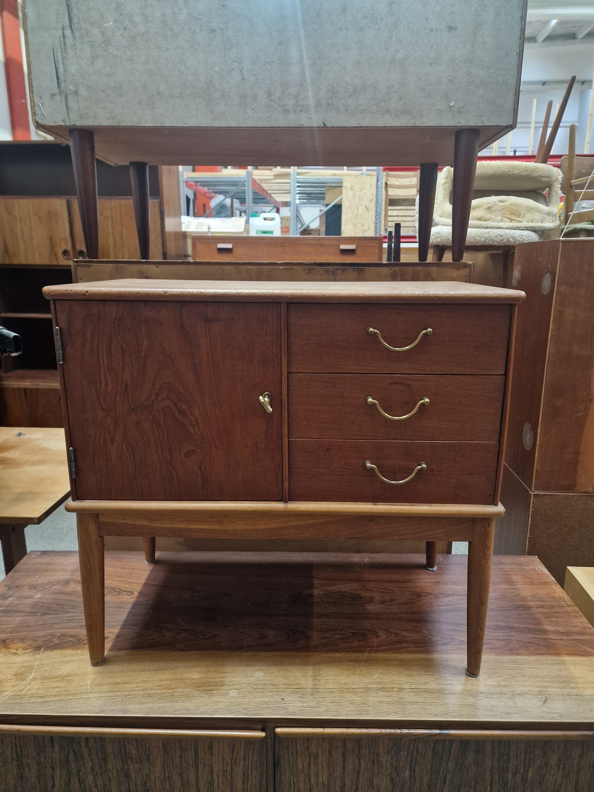 Lille entrékommode i teak og egetræ med skuffer og låge - Image 1