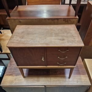 Lille entrékommode i teak og egetræ med skuffer og låge - Image 6