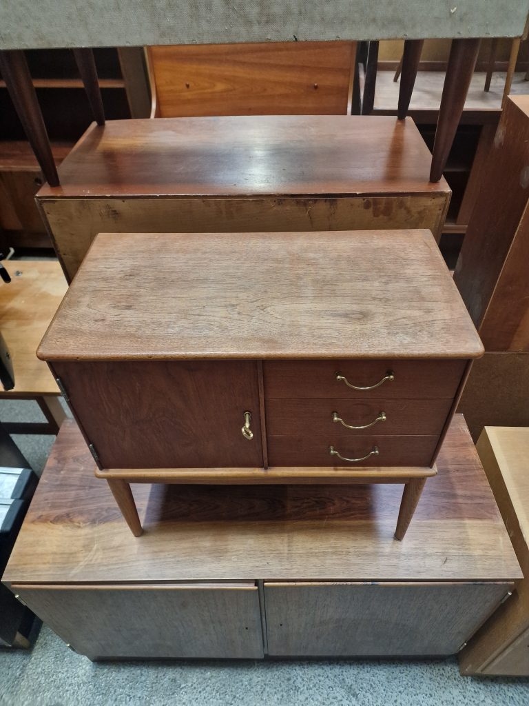 Lille entrékommode i teak og egetræ med skuffer og låge