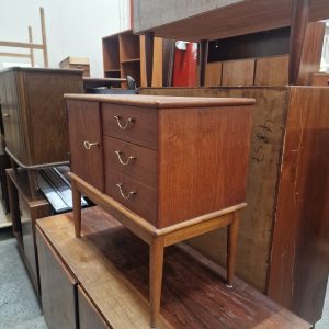 Lille entrékommode i teak og egetræ med skuffer og låge - Image 5