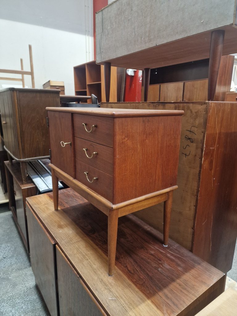 Lille entrékommode i teak og egetræ med skuffer og låge