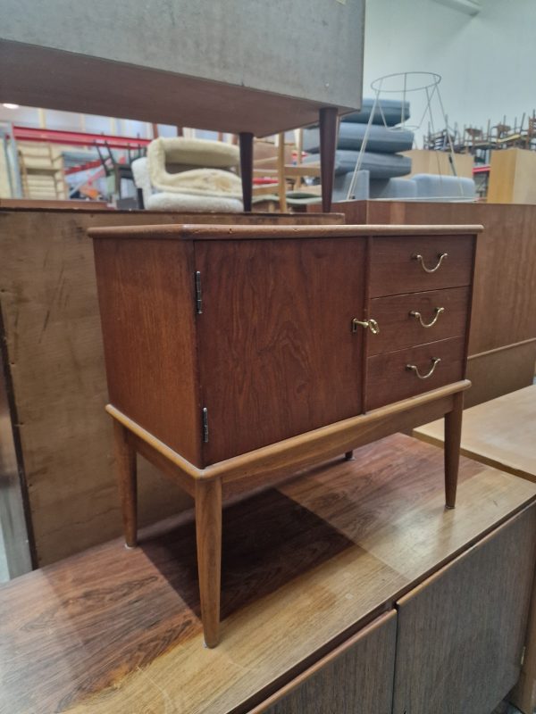 Lille entrékommode i teak og egetræ med skuffer og låge