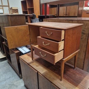 Lille entrékommode i teak og egetræ med skuffer og låge - Image 3