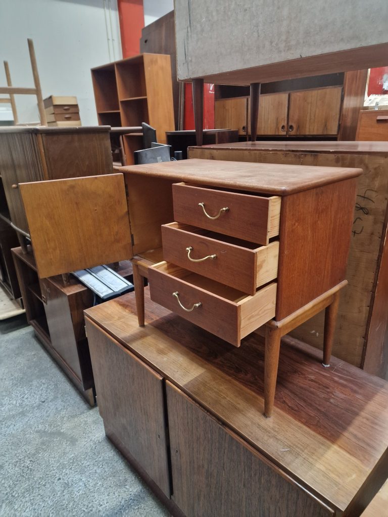 Lille entrékommode i teak og egetræ med skuffer og låge