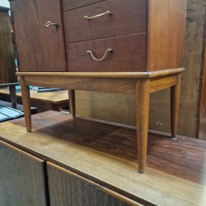 Lille entrékommode i teak og egetræ med skuffer og låge - Image 2