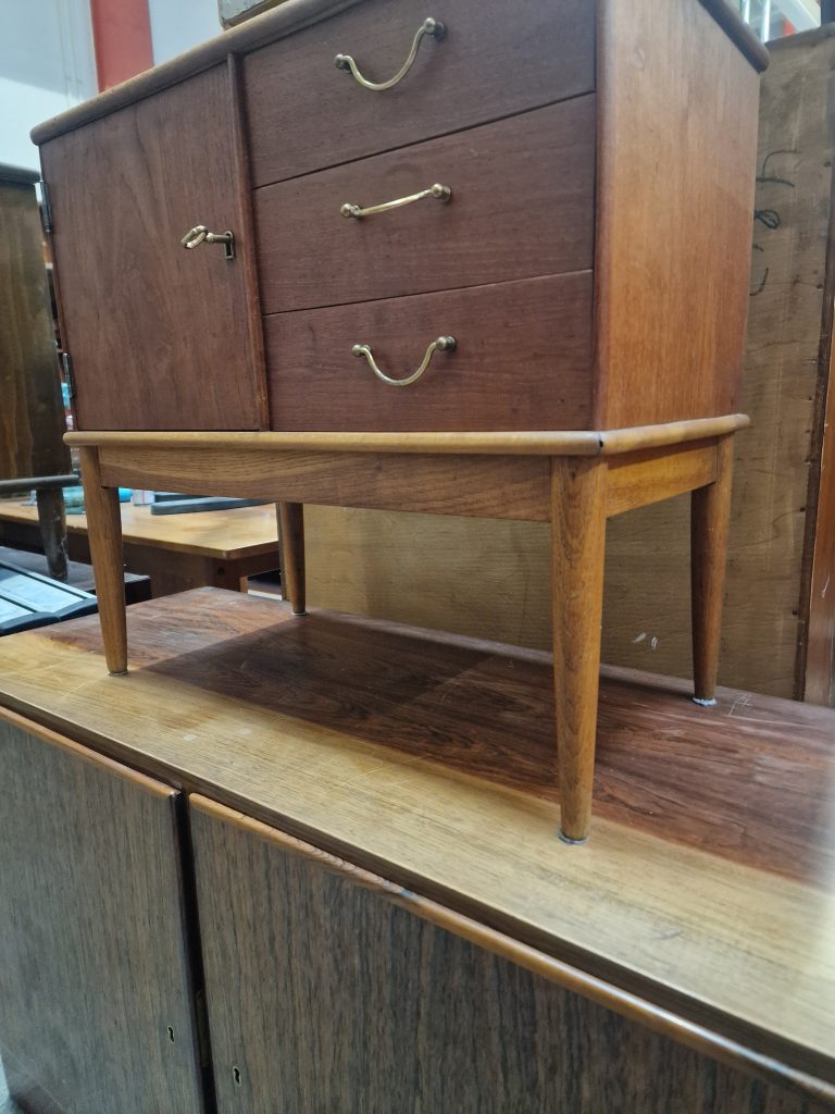 Lille entrékommode i teak og egetræ med skuffer og låge