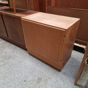 Enfløjet skænk af Hundevad i egetræ