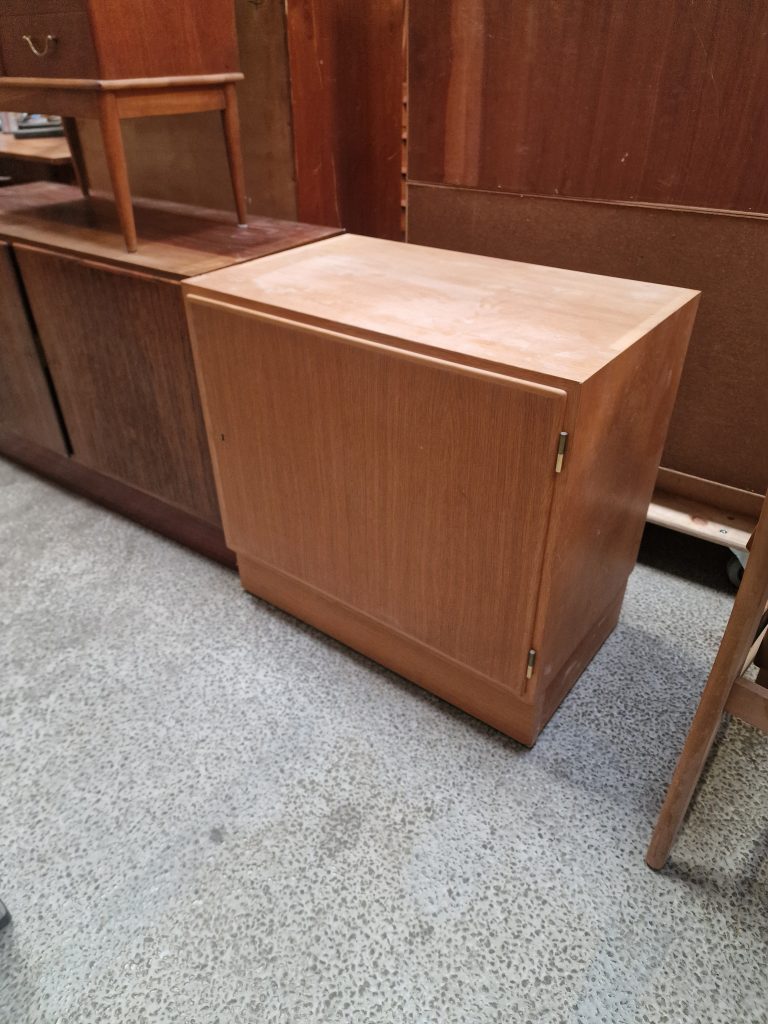 Enfløjet skænk af Hundevad i egetræ