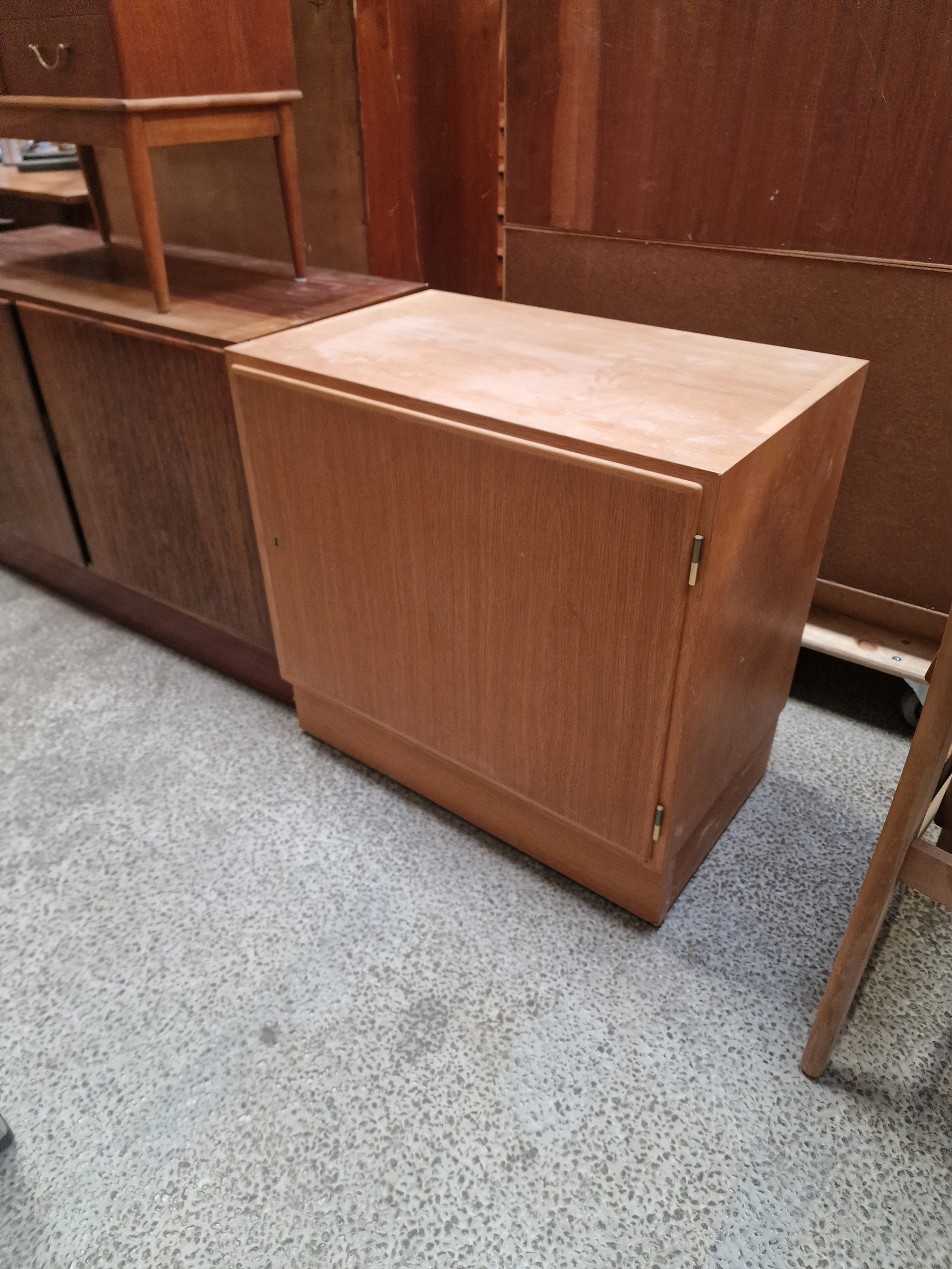 Enfløjet skænk af Hundevad i egetræ