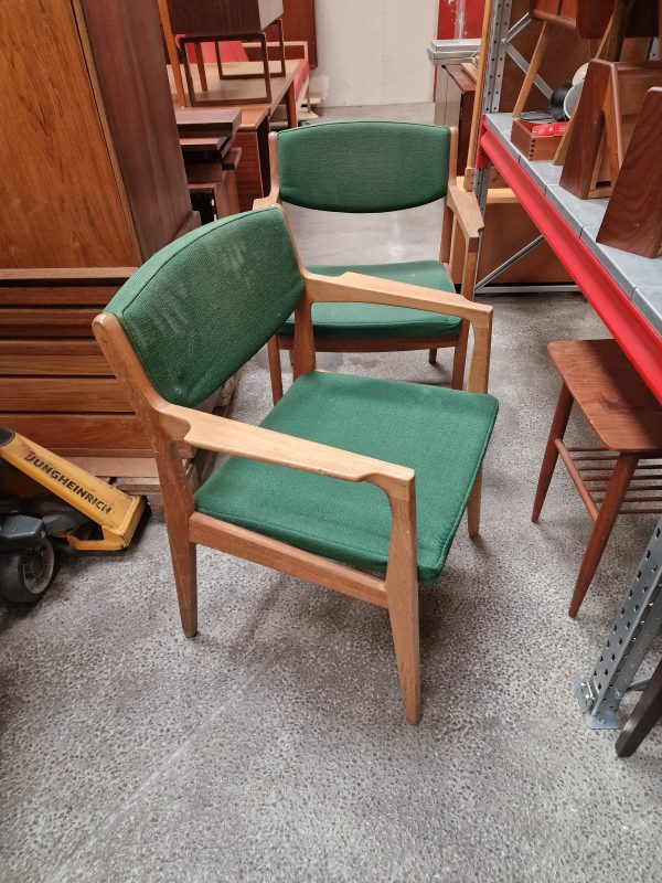 Armstol i massiv egetræ, grøn polstring