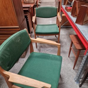 Armstol i massiv egetræ, grøn polstring - Image 2