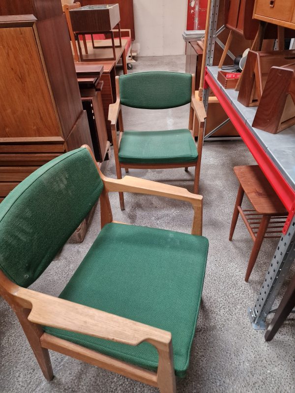 Armstol i massiv egetræ, grøn polstring