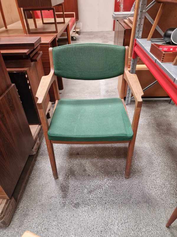 Armstol i massiv egetræ, grøn polstring