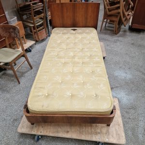 To senge i palisander med madrasser